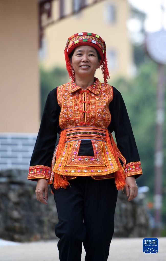 　在廣西蒼梧縣六堡鎮(zhèn)山坪村，祝雪蘭走在村道上（2022年9月22日攝）。新華社記者 陸波岸 攝